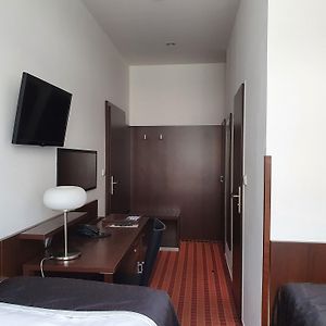Kleines Zimmer mit Queensize-Bett